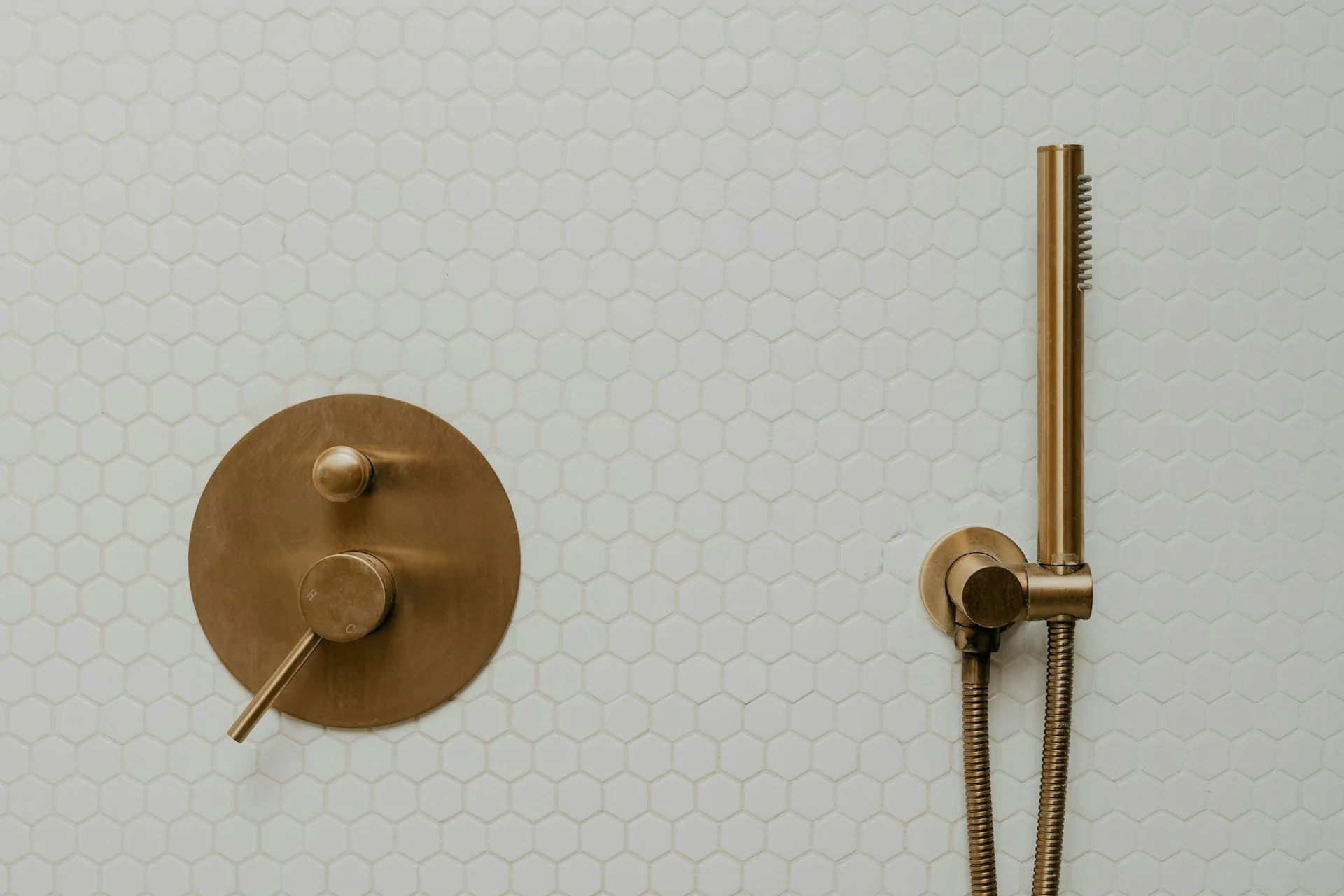 How to Keep Shower Tile Clean During Wilmington’s Allergy Season