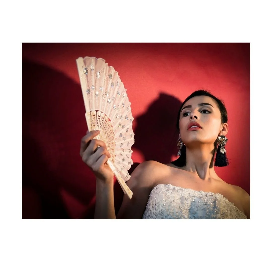 Adding a prop can add drama to a portrait.⁠
⁠
Model: @mildredrincon60⁠
MUHA: @tam_chularom⁠
Host: @upscaleandfundmedia