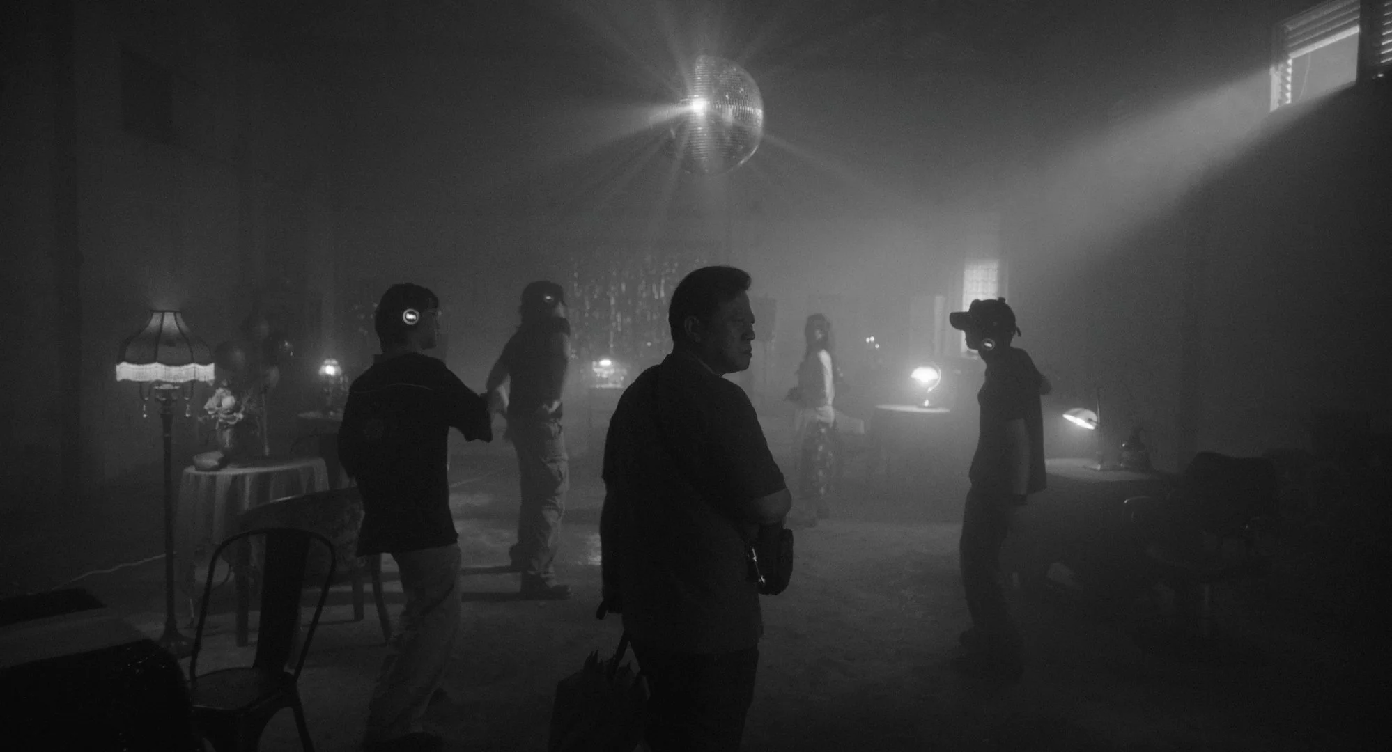 Fifty Kilometers from the Shenzhen-Zhongshan Bridge, Two Drunken Pigeons Are Dancing