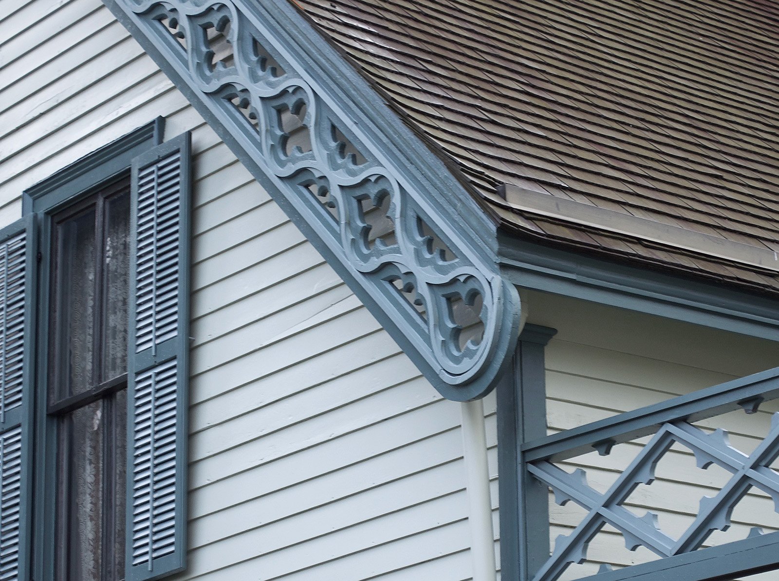 Decorative bargeboard of Irving House Museum New Westminster BC. Heritage colour restoration by K Colour Studio
