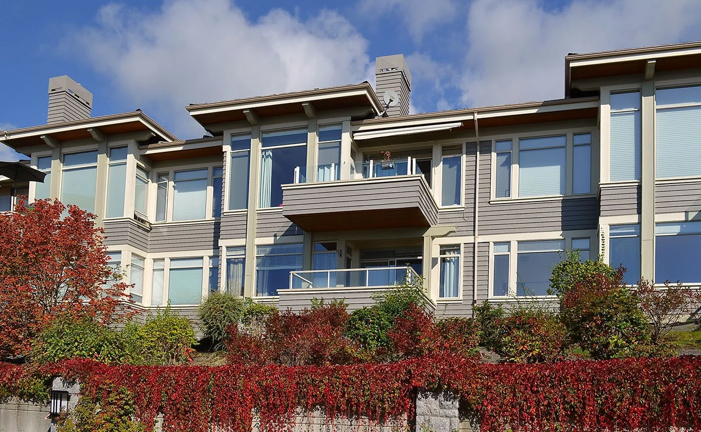 A cohesive palette of warm neutrals gives the back elevation a calm, contemporary character, while the varied tones add definition to the architectural forms. The restrained colour scheme allows the surrounding gardens and seasonal foliage to bring n