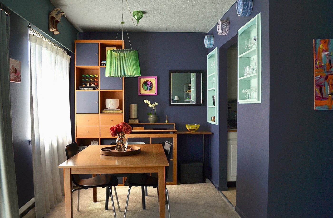 A dining room made both dramatic and cheerful through the use of a curated colour palette