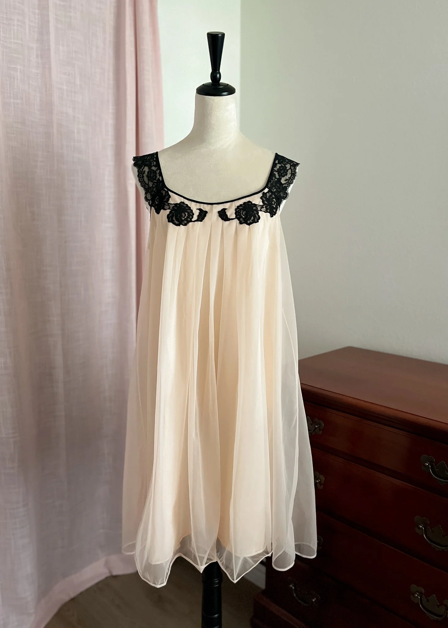 Vintage Peach Nightgown (M)