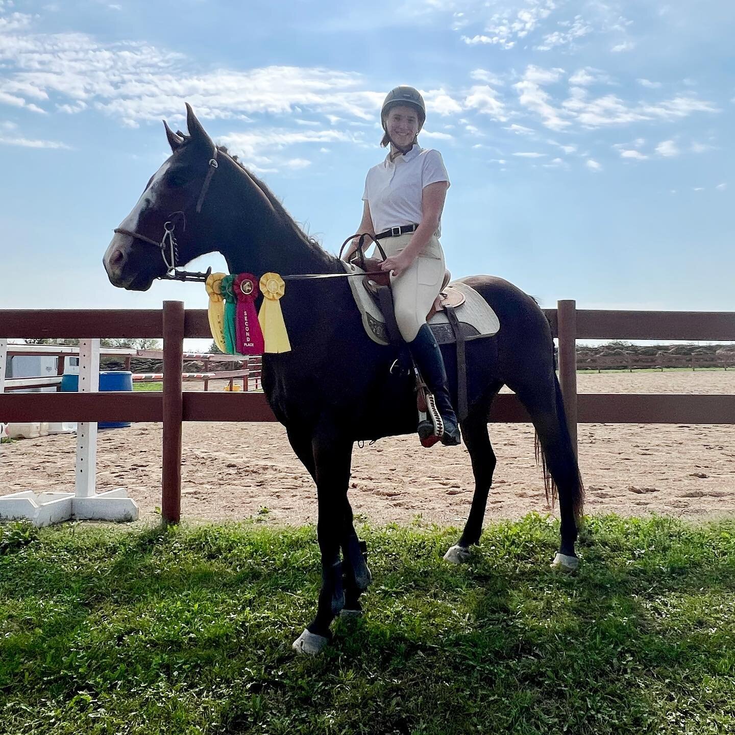 Such a fun day at the @dakotastables fun show yesterday! Zola and Yankee&rsquo;s first show and they did great! Can&rsquo;t wait for the next one 😊

#horselife #horseshow #equestrianlife @zolaranum @mwrenchgang