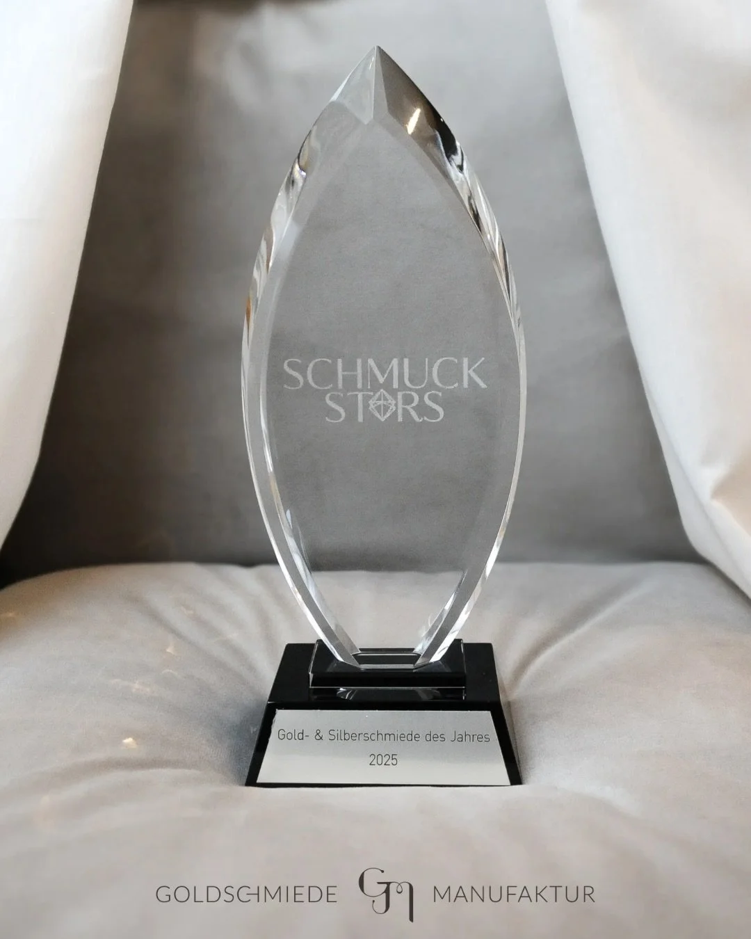 &bull; Wir sind &uuml;bergl&uuml;cklich: Wir wurden bei den Schmuckstars 2025 zur Gold- &amp; Silberschmiede des Jahres gek&uuml;rt! ✨
Ein Preis, der das Ergebnis t&auml;glicher Leidenschaft, Pr&auml;zision und echter Handwerkskunst ist.
Danke an all