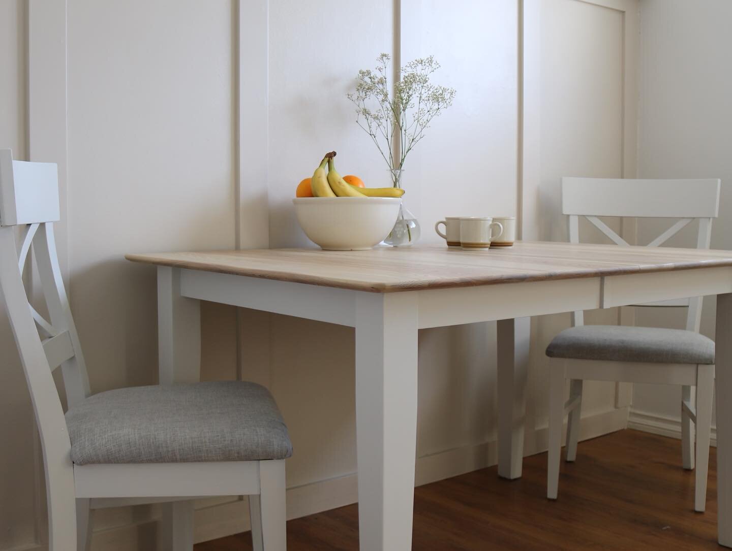 Ummm&hellip; hello gorgeous 😍 
* Custom / Sold *
This is the perfect set to kick off spring 💐 New, bright, modern. When I sanded down this table top, I couldn&rsquo;t believe the beautiful wood grain that was hiding underneath that grey wash. Buffe