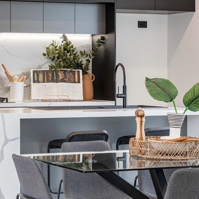 This kitchen has more storage than you could ever imagine! Boasting a sleek, contemporary design and top of the line appliances.. on the market now in Denman Prospect 🔥
.
Styled for sale by @salientpropertystyling 
📸 by @murphstonemedia 
.
#salient