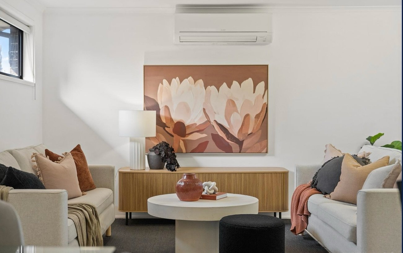 Reworked. Reimagined. Ready to sell. 💫
#beforeandafter 
.
#propertystylistcanberra #canberrapropertystylist #propertystylingcanberra #canberrapropertystyling #homestagingcanberra #canberrahomestaging  #canberrarealestate #realestatecanberra #allhome