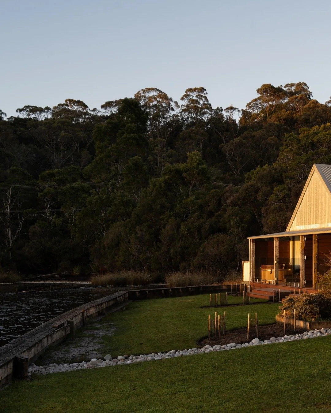 Where the day slows the moment you arrive.

The Cove Pavilions are designed for unrushed moments offering private spaces with harbour views, outdoor hot tubs for lingering sunset soaks and generous bathrooms made for slow mornings.

A place to settle