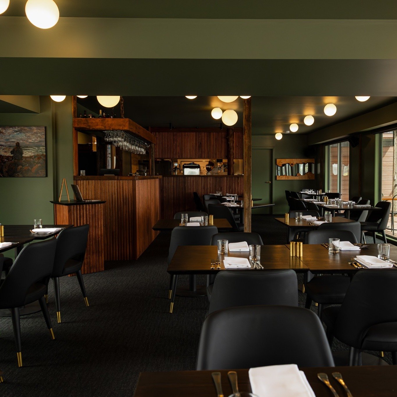 Dining at Risby Cove celebrates the exceptional produce of Tasmania.

Our kitchen works with outstanding local suppliers including Cape Grim beef, Robbins Island Wagyu, Wild Clover Lamb, and wines from producers such as Freycinet Vineyard and Evenfal