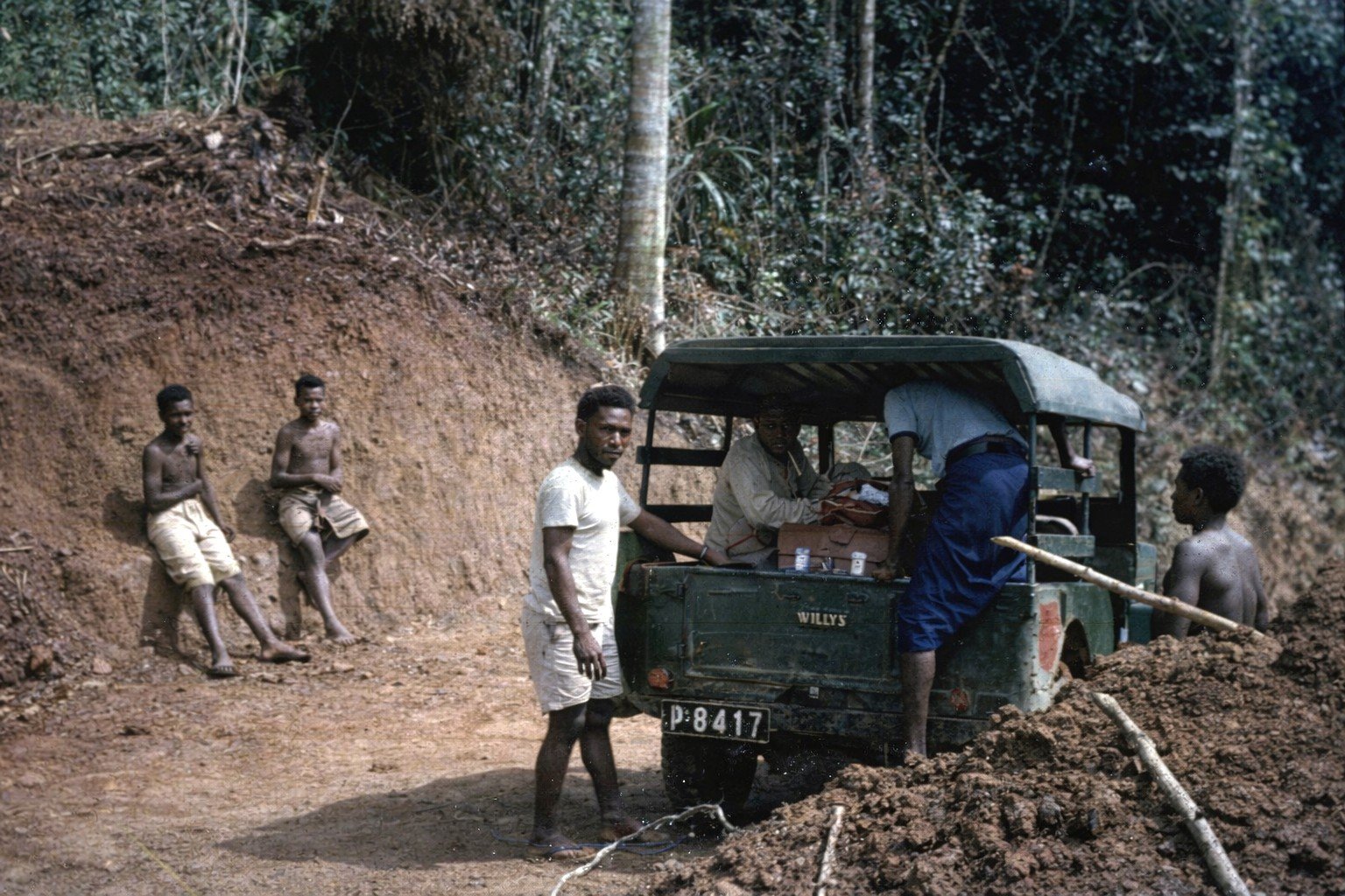 truck landrover.jpeg