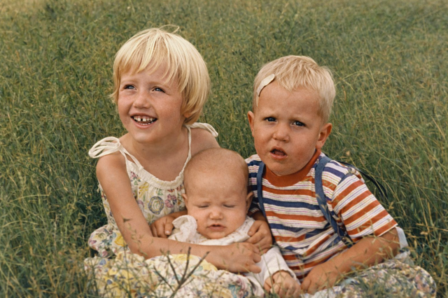 1964Jan Kainantu airport Paula Tom Kristin - trip to Ponampa-1.jpg