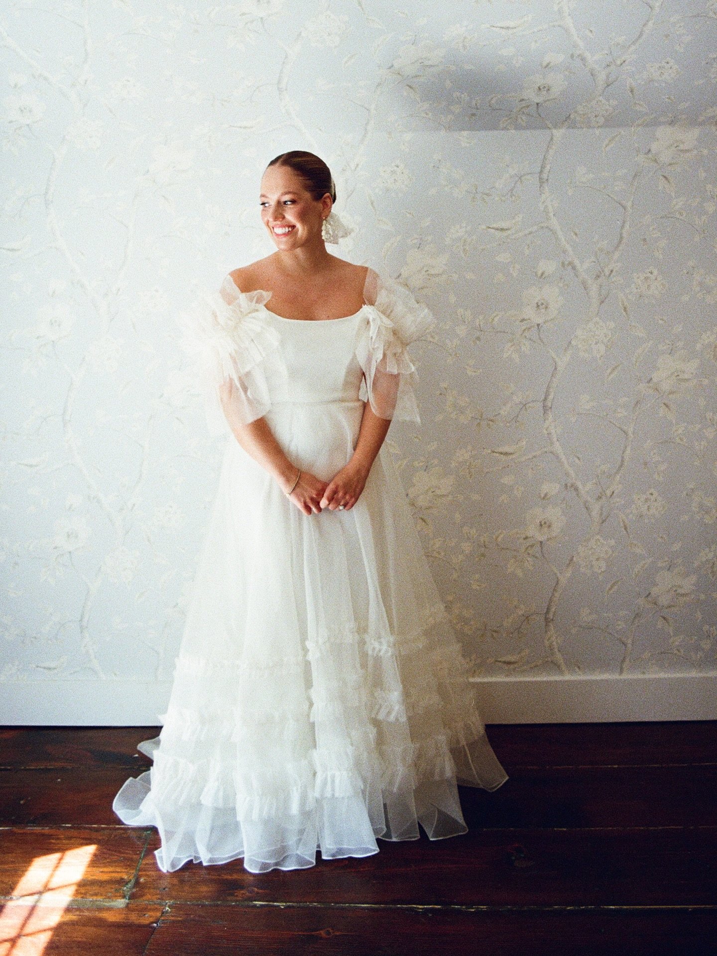 Some getting ready moments with the brides of my summer. ☀️