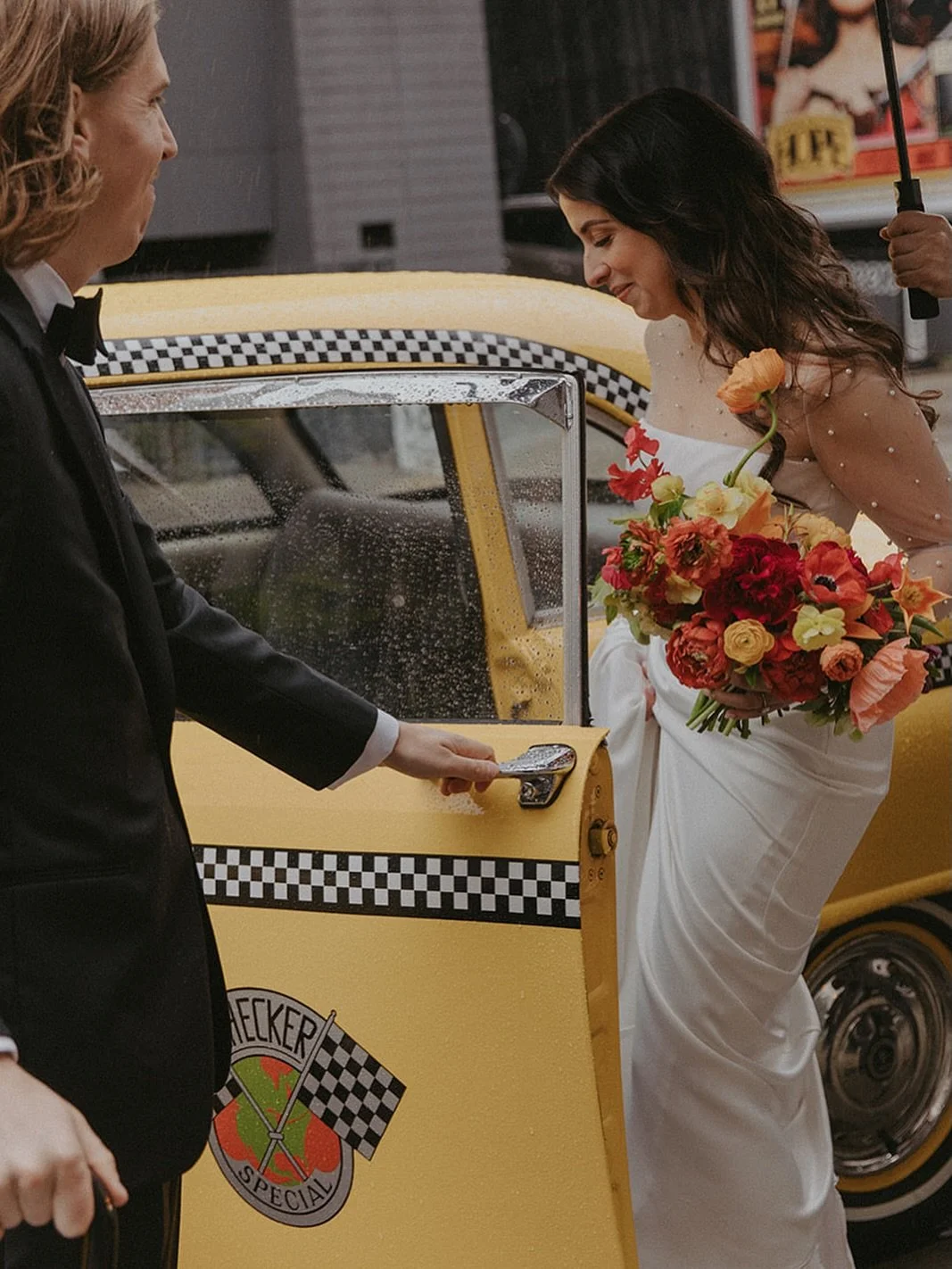 Kathryn + Tyler wanted to share a taste of NYC with all of their wedding guests, bringing @katzsdeli and pretzels and a table of cookies made by one of their best friends. They didnt let the rain bring them down and they had the most gorgeous celebra