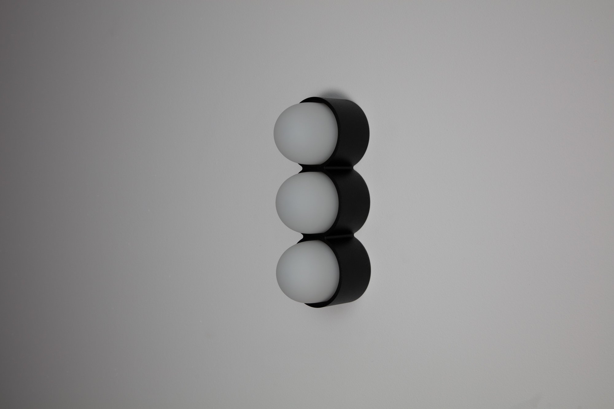 WEB_oft_rider_triple_black_white frosted_side_off.jpg