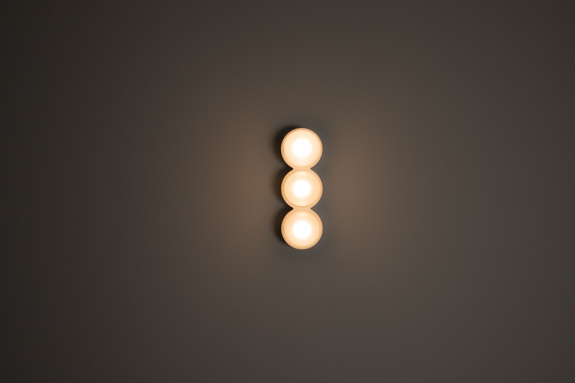 WEB_oft_rider_triple_white_clear frosted_front_night.jpg