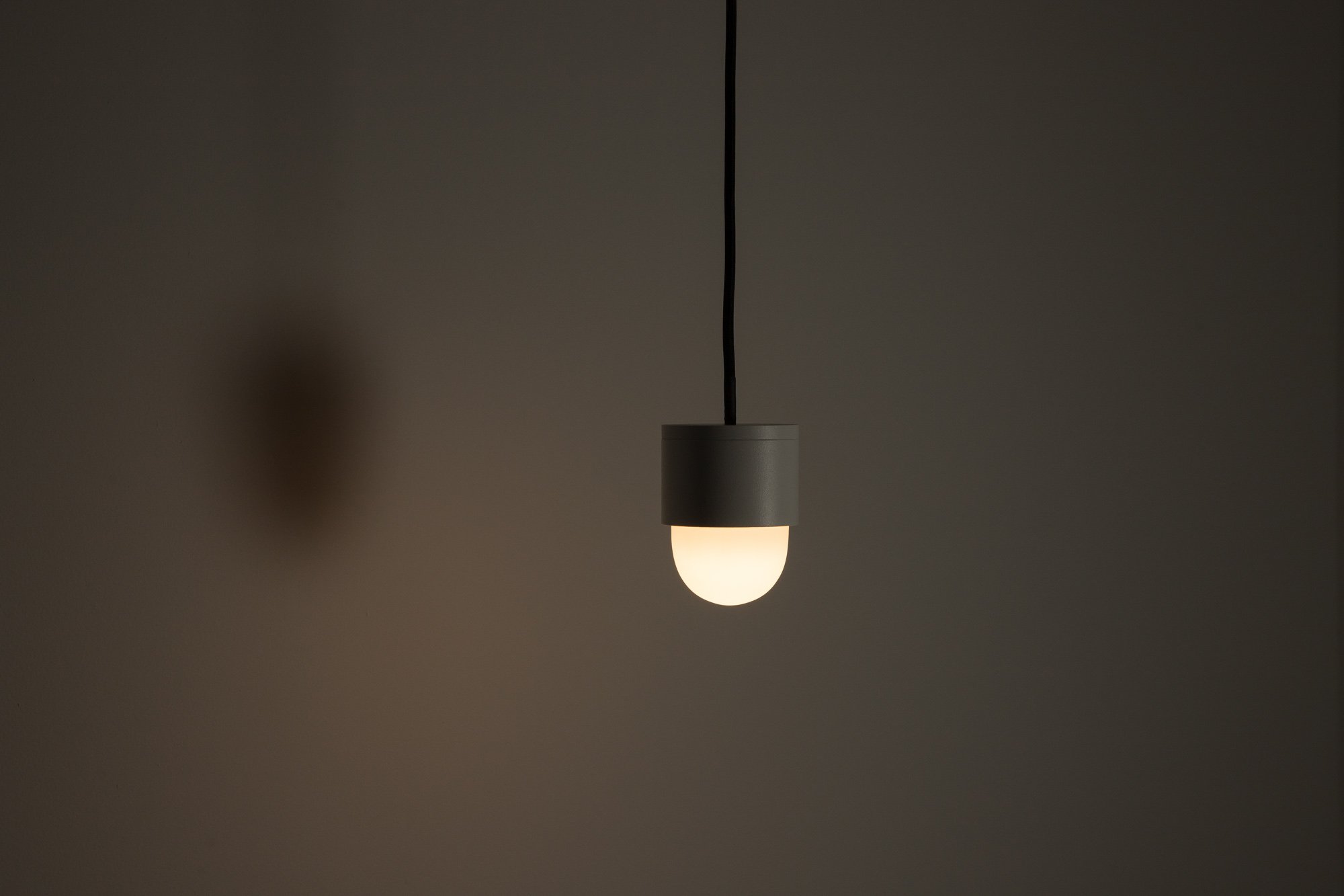 WEB_oft_rider_single_pendant_white_white frosted_night.jpg