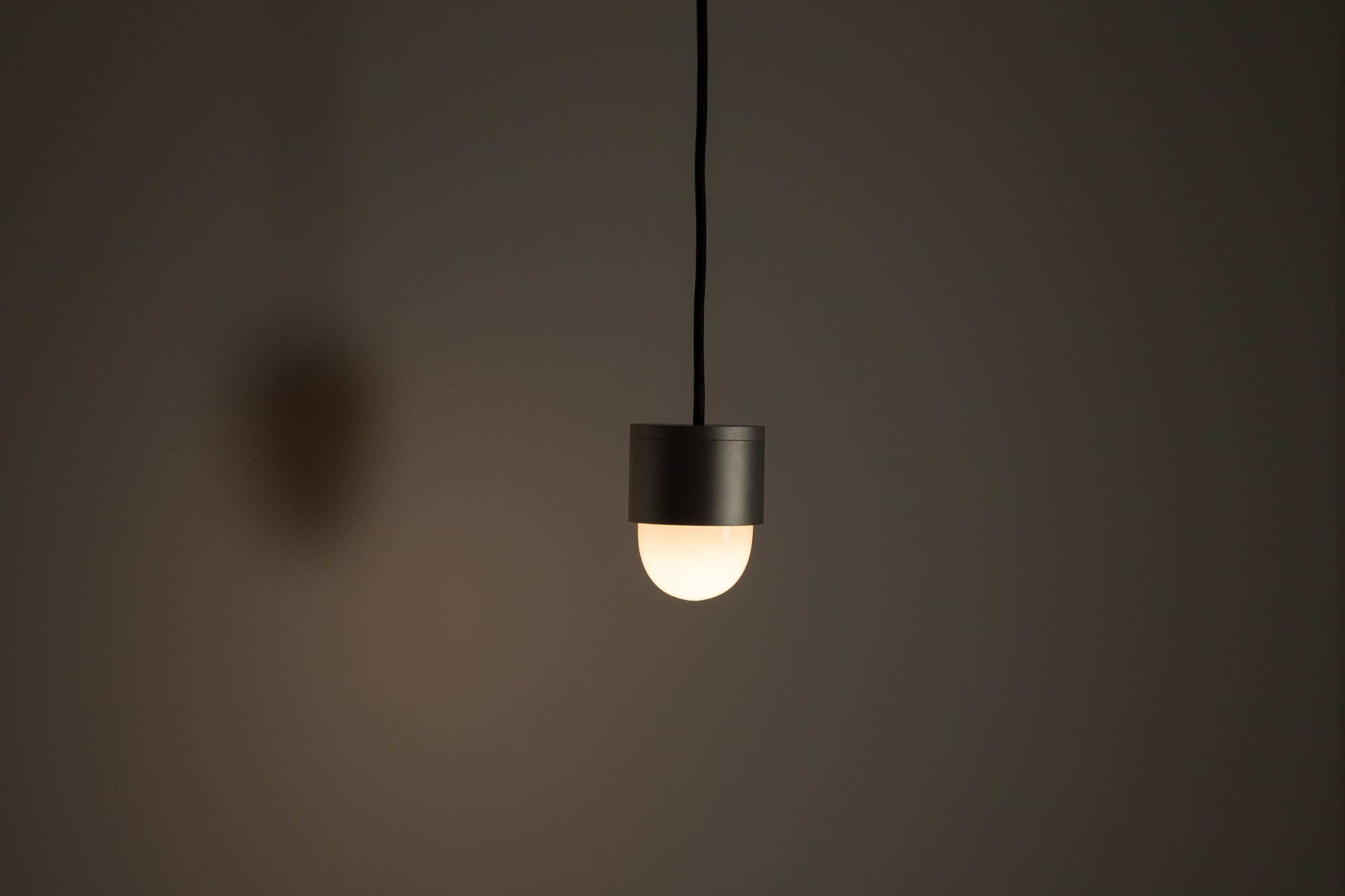 WEB_oft_rider_single_pendant_raw_opaline_night.jpg