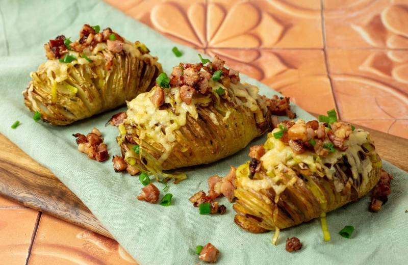Air-fried Hasselback potatoes with leek, cheese and bacon