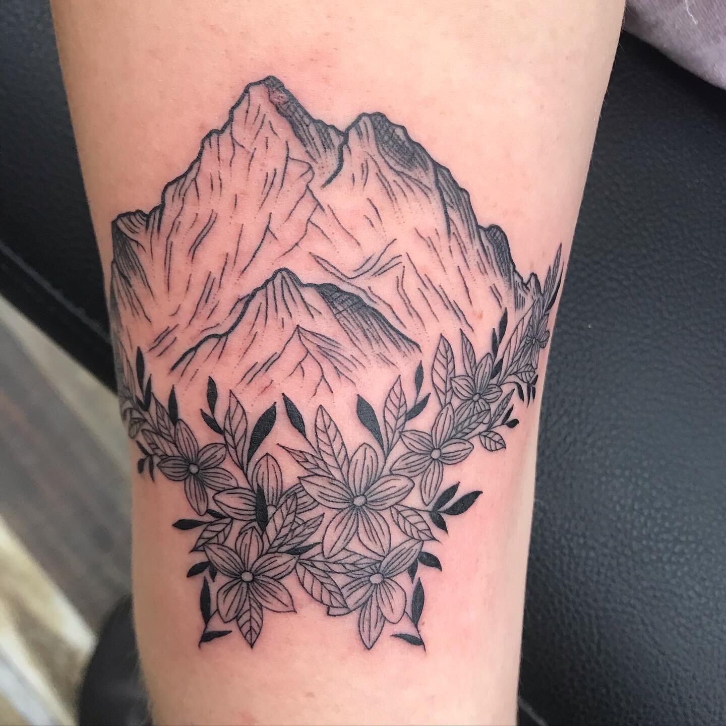 Some minimalist mountains and flowers from a while back. 
.
.
.
#yyj #yyjtattoo #yyjart #vanisle #victoriatattoo #victoriabc #bctattoo #britishcolumbia #mountaintattoo