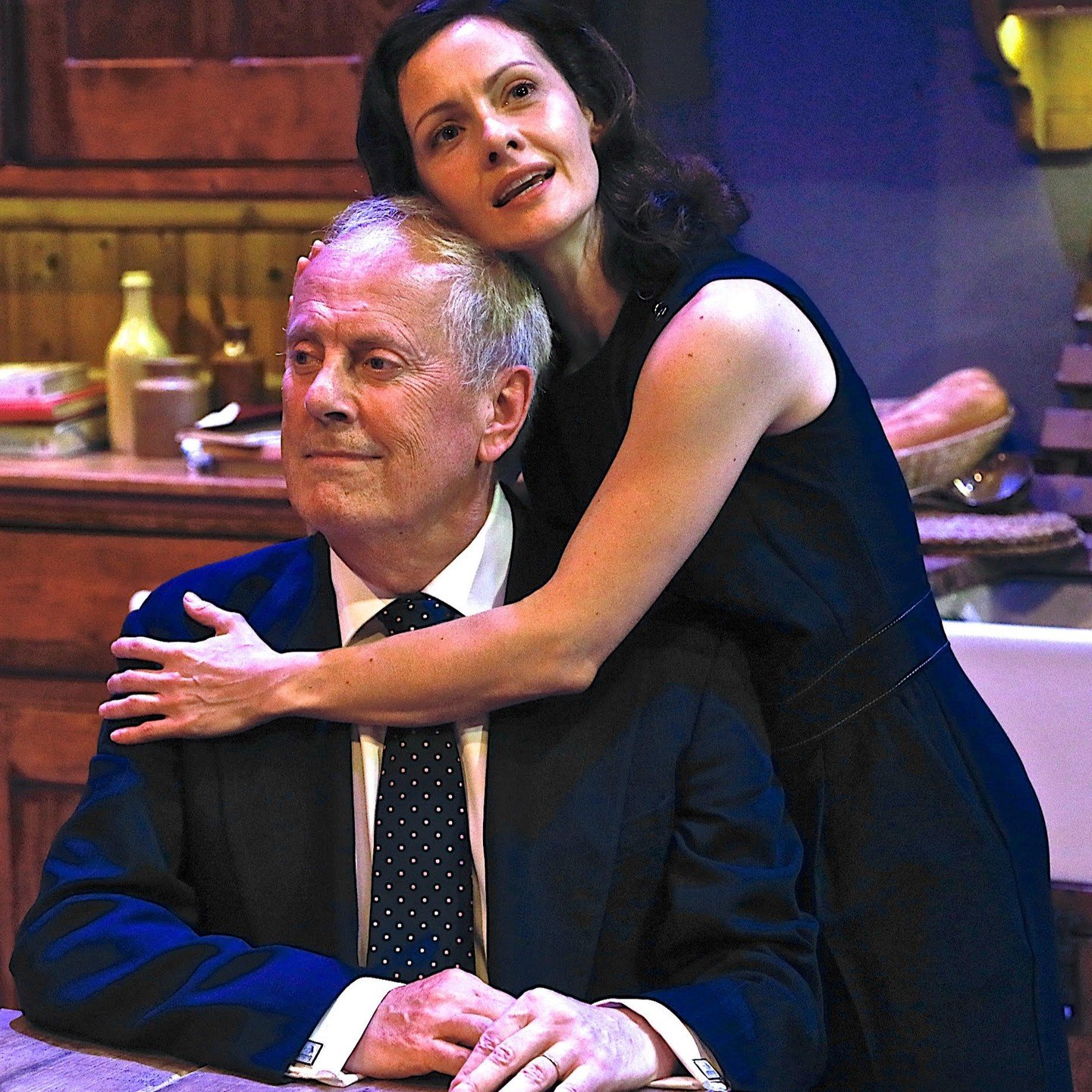 🎭🎂 It's Shakespeare Day! Can Hamlet be done in 90 minutes? With just three actors? Of the same family?

Well my husband Benet, father-in-law @gylesbrandreth I experimented with just that in 2017 at @parktheatrelondon with our family Hamlet. 

Direc