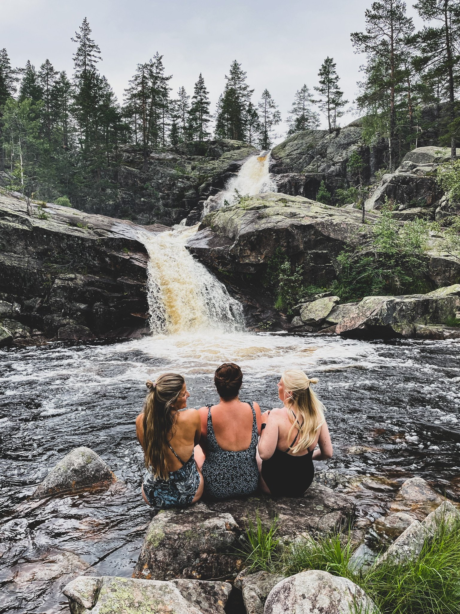 Jente bader i Dusanfossen, Bolkesjø, Notodden, Telemark, Norway
