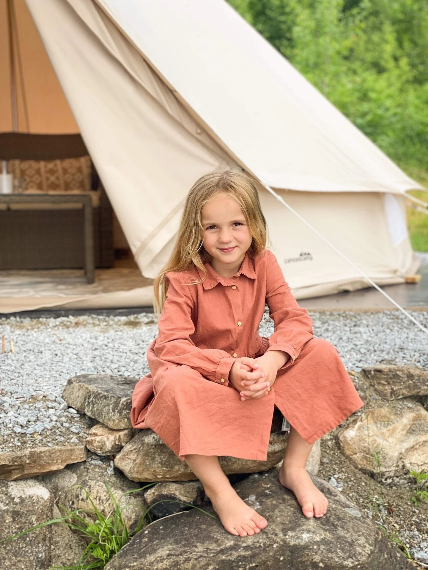 Glamping is deze zomer enorm populair 😍 We zijn erg blij voor iedereen, jong en oud, die geweldige ervaringen heeft gehad aan het water bij Follsjø. Heb jij nog geen ervaring met glamping? We hebben nog een aantal data beschikbaar in