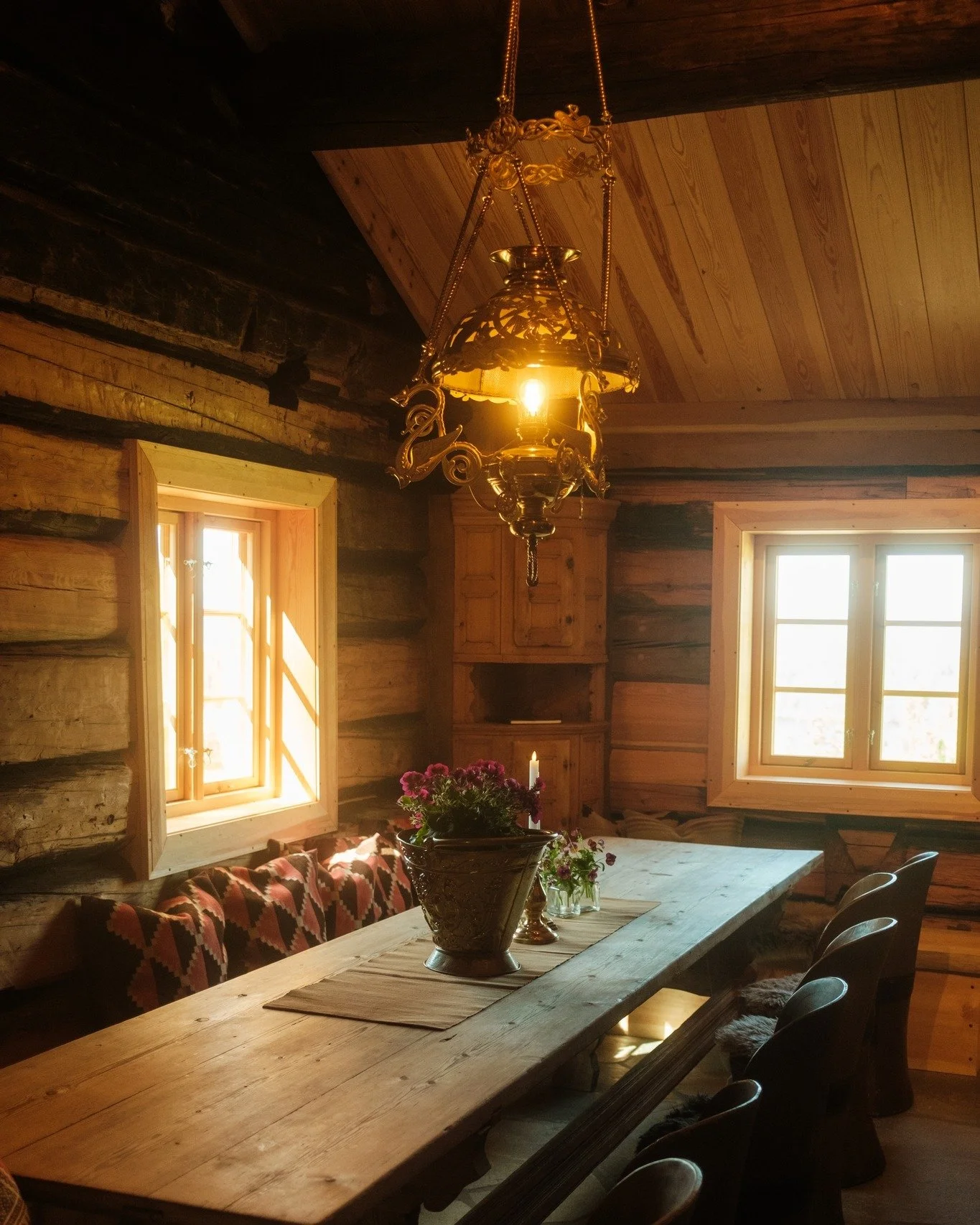 Interiør skaper stemning. Vi setter stor pris på gamle og spesielle ting, en av disse skattene er "Hyllestadlampen", fra Høviks Lampefabrik rundt århundreskiftet. Den ble kjøpt på auksjon og restaurert