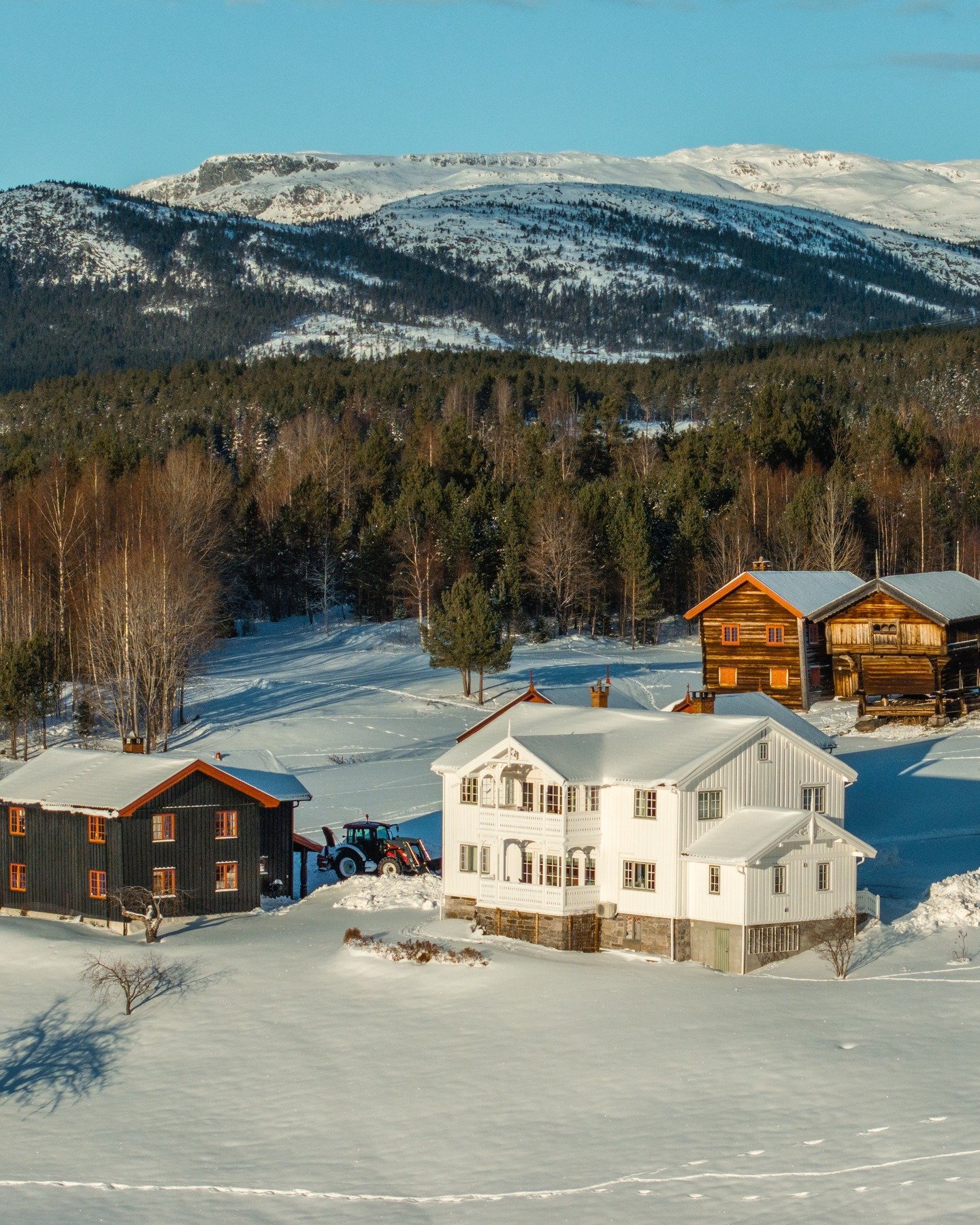 Snow, blue skies and Blefjell towering on the horizon ❄️💙 We are really looking forward to the area getting proper winter weather again – then there will be skiing, sledding and snowmen all day long! The picture shows our farm and