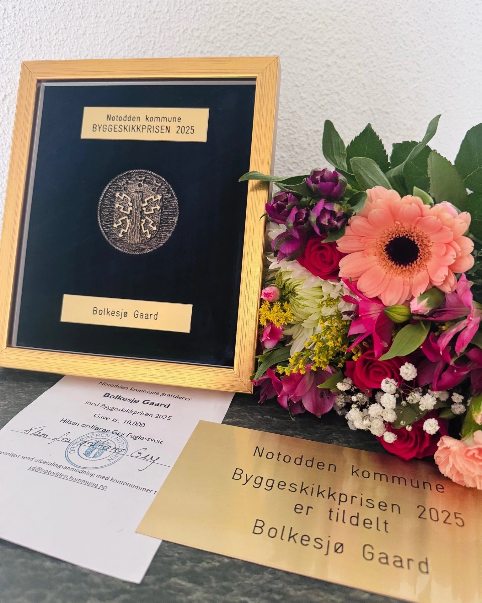 Bolkesj&oslash; Gaard har mottatt Byggeskikkprisen 2025 🌿

I g&aring;r var det en h&oslash;ytidelig kveld i kommunen hvor vi fikk tildelt Byggeskikkprisen. Det f&oslash;les som en stor anerkjennelse av arbeidet som er lagt ned p&aring; g&aring;rden 