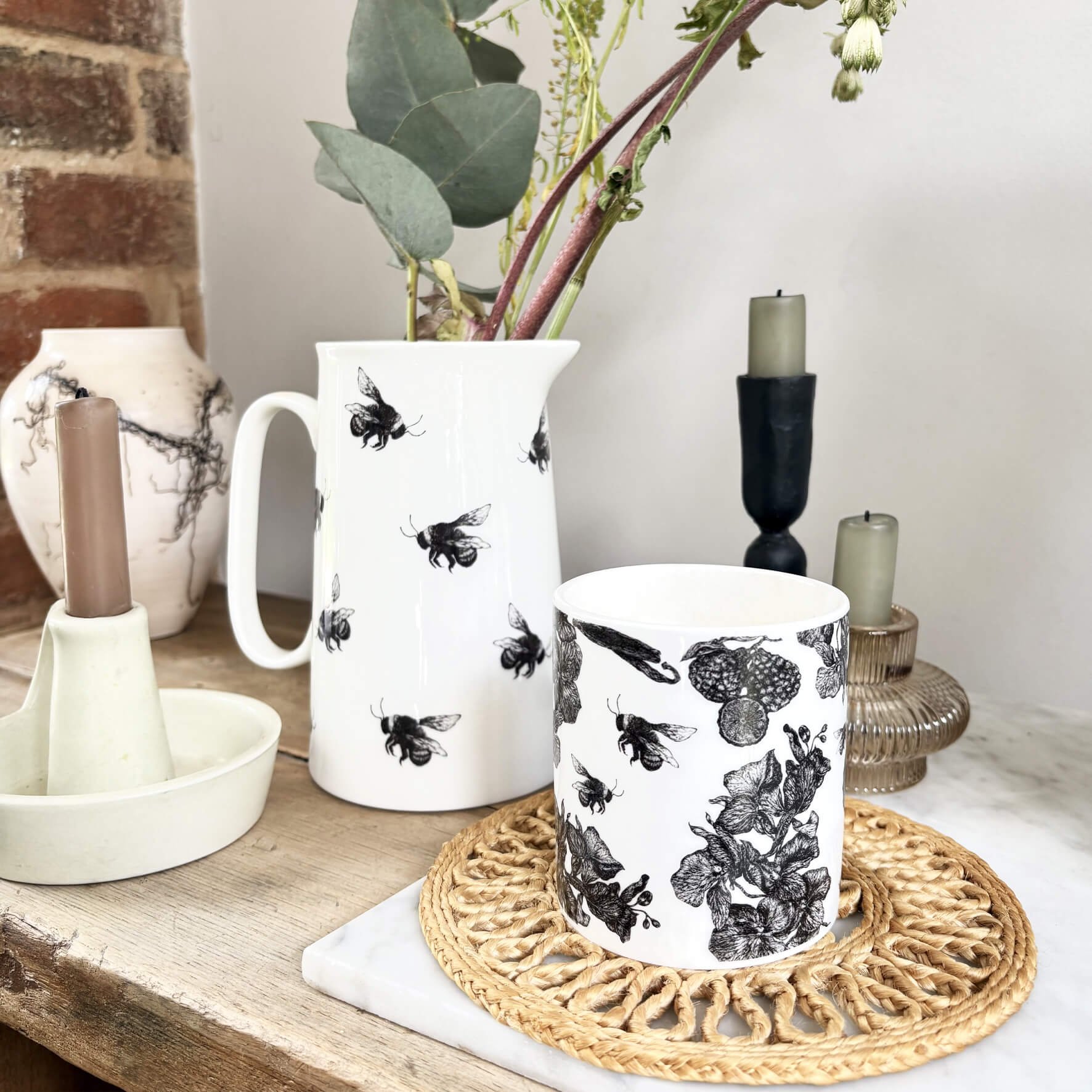 China_candle_black_orchid_blōm_shelf.jpg