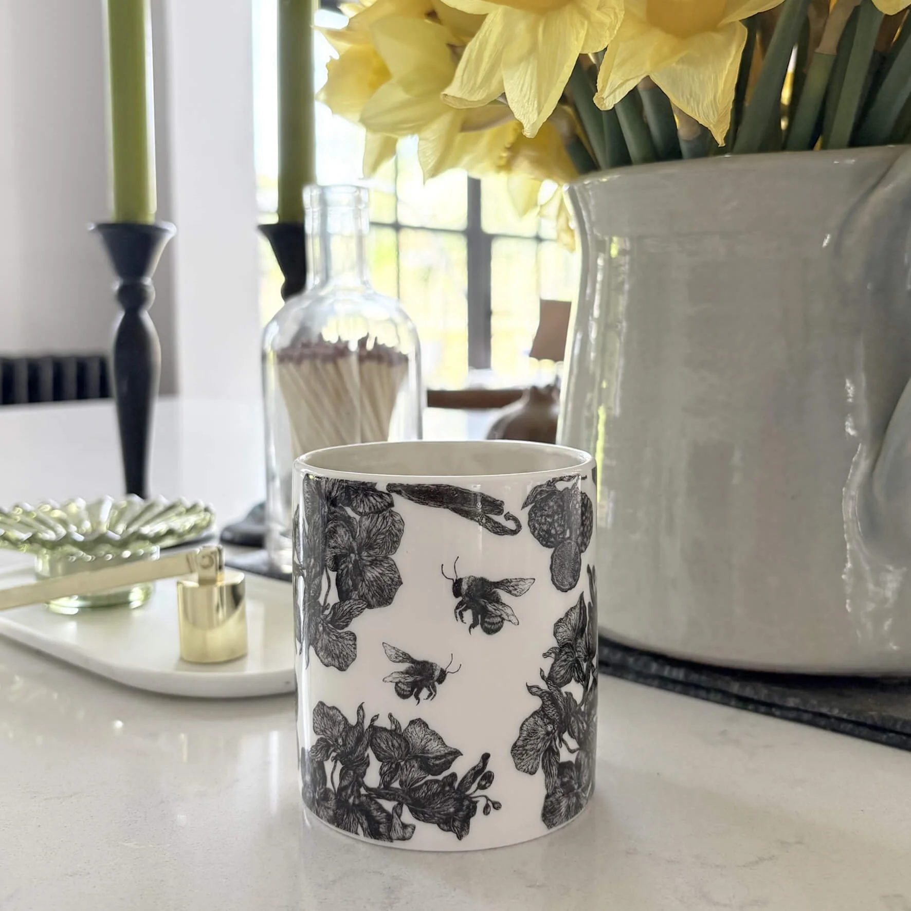 spring_table_daffodill_black_orchid_soy_candle_bumblebee.jpg