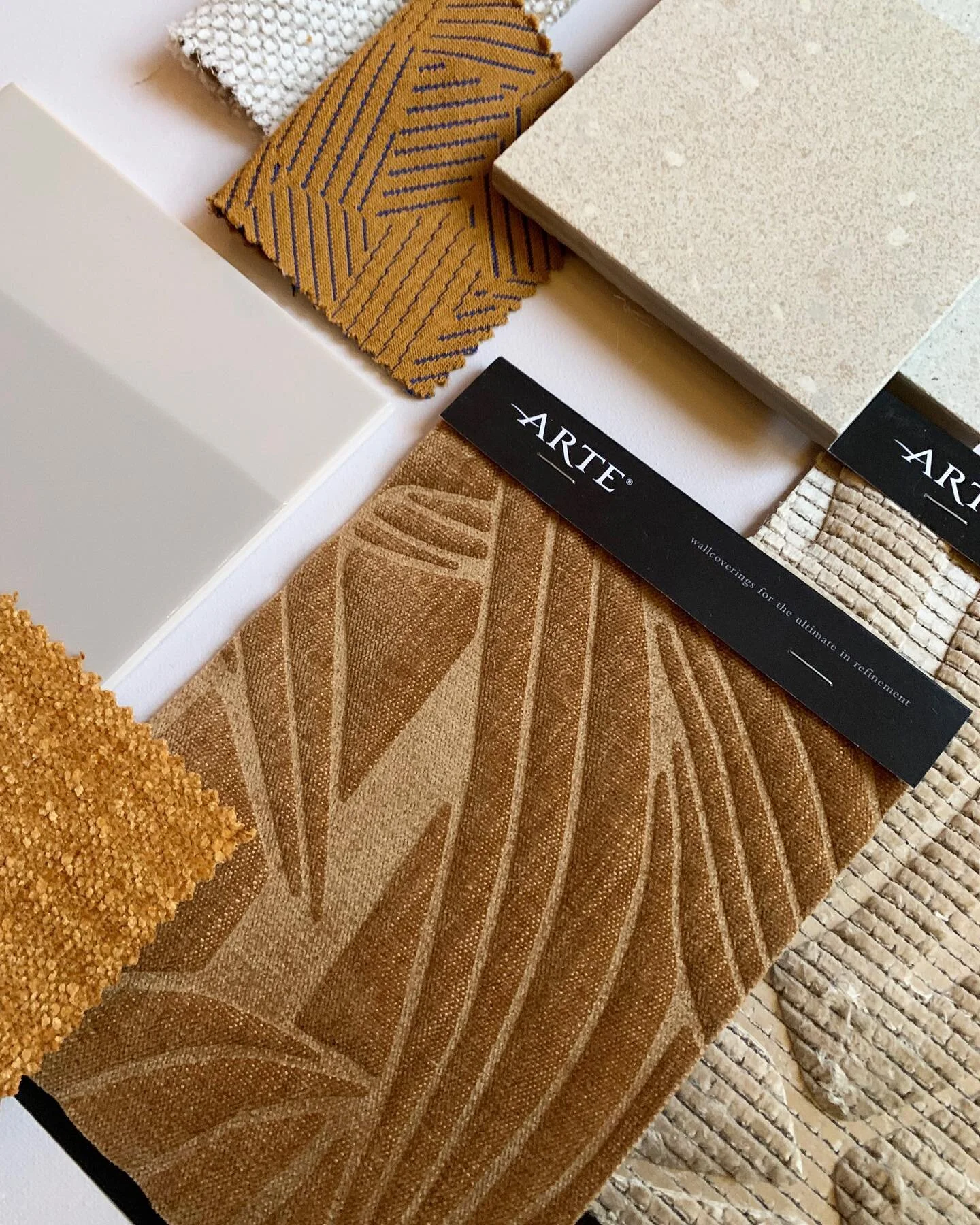 Moodboard 🤎🤍
⠀⠀⠀⠀⠀⠀⠀⠀⠀
Wat vind jij van deze warme kleuren van dit moodboard? Het 3D behang van @artewalls geeft niet alleen een warme uitstraling maar helpt ook met de akoestiek in de ruimte! Leuk toch? 
⠀⠀⠀⠀⠀⠀⠀⠀⠀
&bull;
&bull;
&bull;
⠀⠀⠀⠀⠀⠀⠀⠀⠀
#i