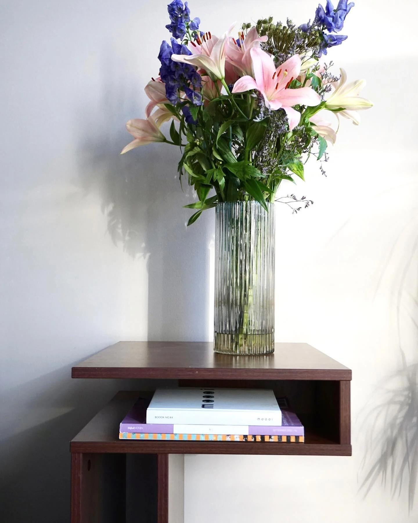 Pre-loved 
⠀⠀⠀⠀⠀⠀⠀⠀⠀
Geef vintage meubilair een nieuw leven en combineer het met je moderne interieur. Daardoor cre&euml;er je jouw eigen, unieke look! Deze prachtige vintage tafel, gevonden op marktplaats, kreeg hier thuis een nieuwe plek 🤎
⠀⠀⠀⠀⠀⠀⠀