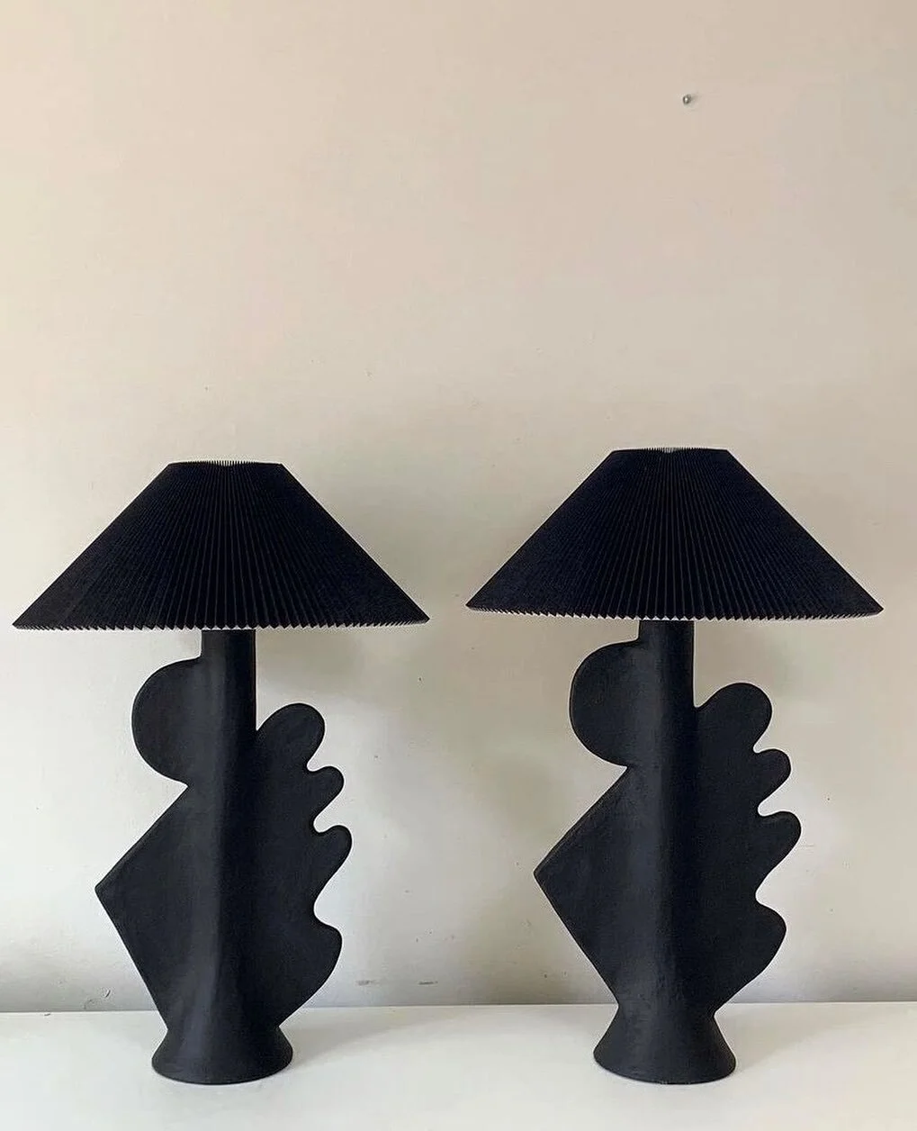 ~ Furniture Inspiration ~ 🖤🖤
⠀⠀⠀⠀⠀⠀⠀⠀⠀
Hoe mooi is het design van deze lamp van kunstenaar @sarahnedovicgaunt !
Wil je er niet ook zo eentje? 
⠀⠀⠀⠀⠀⠀⠀⠀⠀
&bull;
&bull;
&bull;
⠀⠀⠀⠀⠀⠀⠀⠀⠀
#furnituredesign #interiordesign #lampdesign #lightingdesigner #