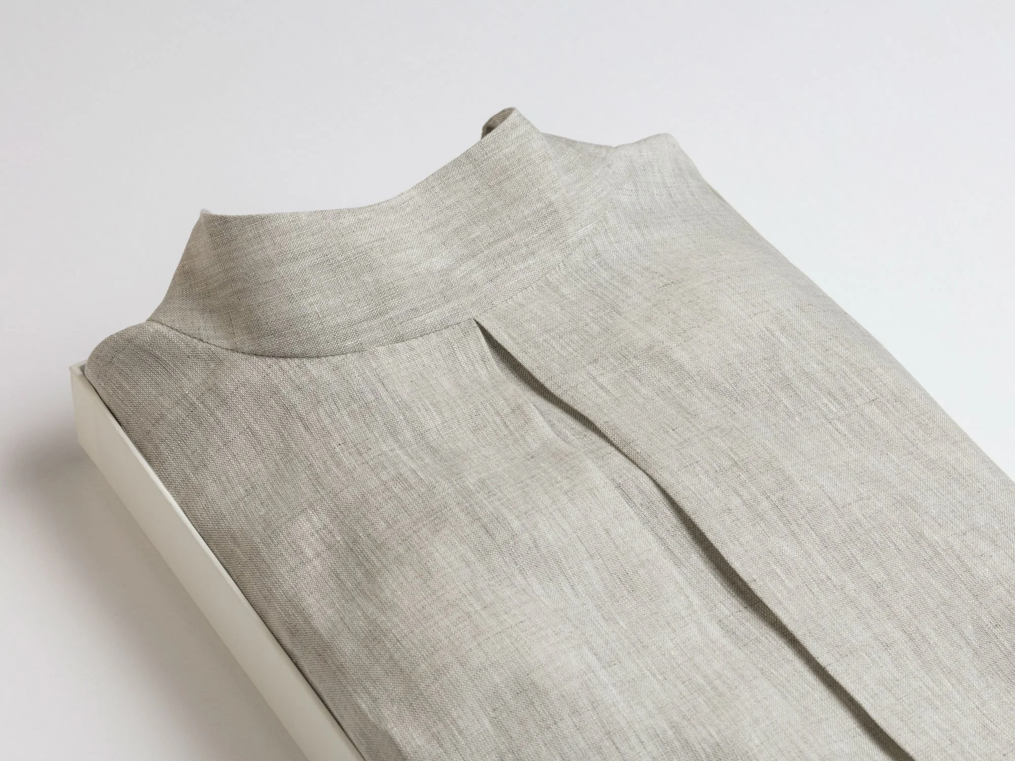 VAELLUS - Levollinen pelkistetty malli 100% pellavasta. Mallissa on 4cm korkea pystykaulus sekä edessä vastalaskos tuomassa kaunista ilmettä. Tuote on takaa auki ja helposti puettavissa.
