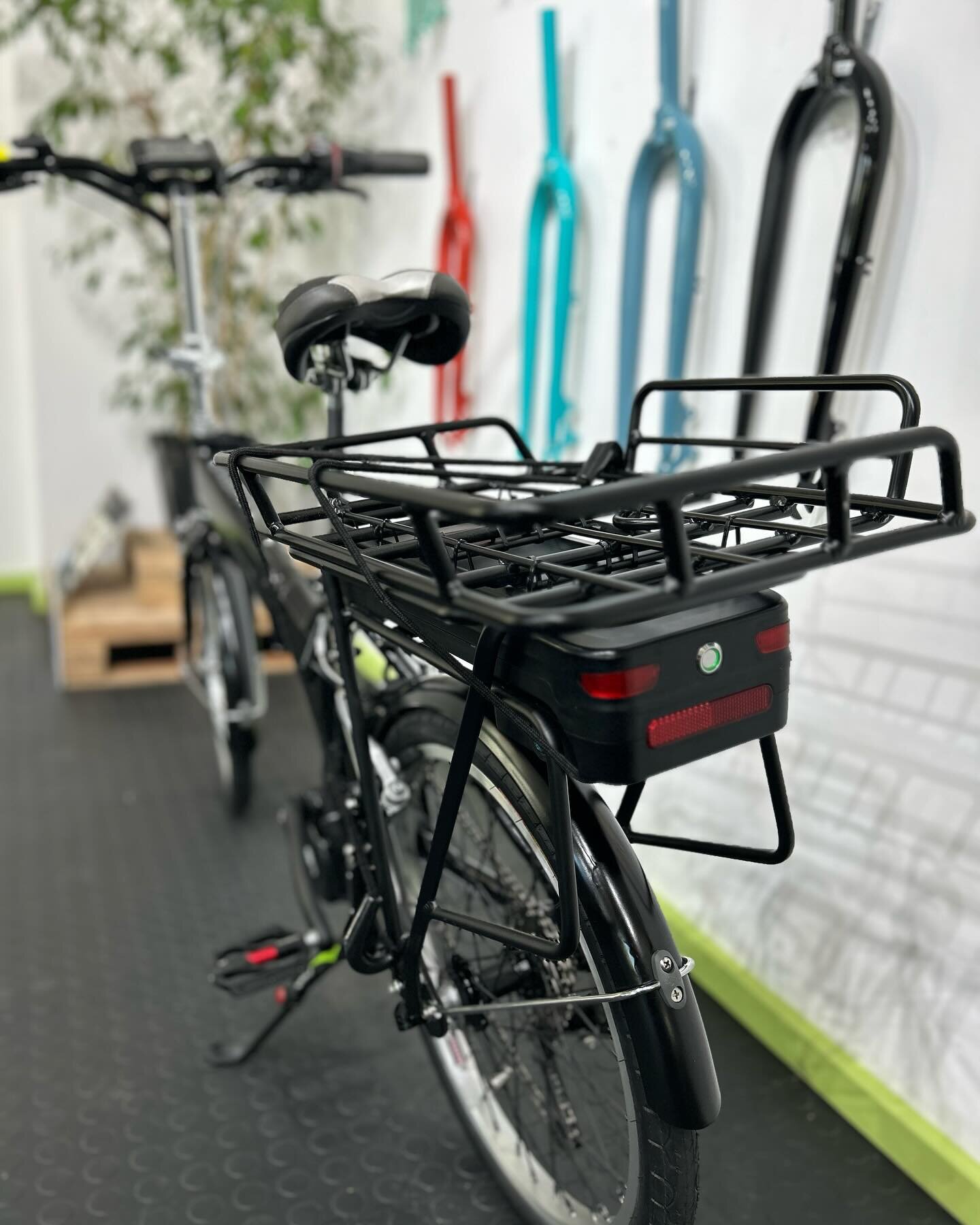 &lsquo;Urban&rsquo; is the one and only mid drive electric folding bike. That&rsquo;s because we onlw she delivers going up any of Caoe town&rsquo;s steepest hills ! 100nM of torque !
Even weight distribution / super quiet / super compact and super l