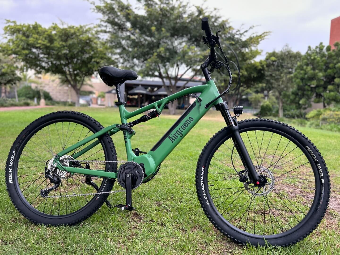 Marula #emtb #xtrail e-bike proudly custom built in Cape Town South Africa. 1000w mid drive motor 160nM of torque.
Ain&rsquo;t no mountain trails too steep for this baby 😀
Pace your ride based on your own level of fitness with 9 levels of pedal assi