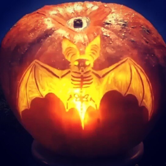 We had a fantastic Halloween and we hope you did too (not to brag, but our pumpkin was goals)! It may be a gloomy outlook for the next month but we have our beer deliveries ready 🍻 to keep you up beat 🍺 for the lockdown period as well as our pub qu