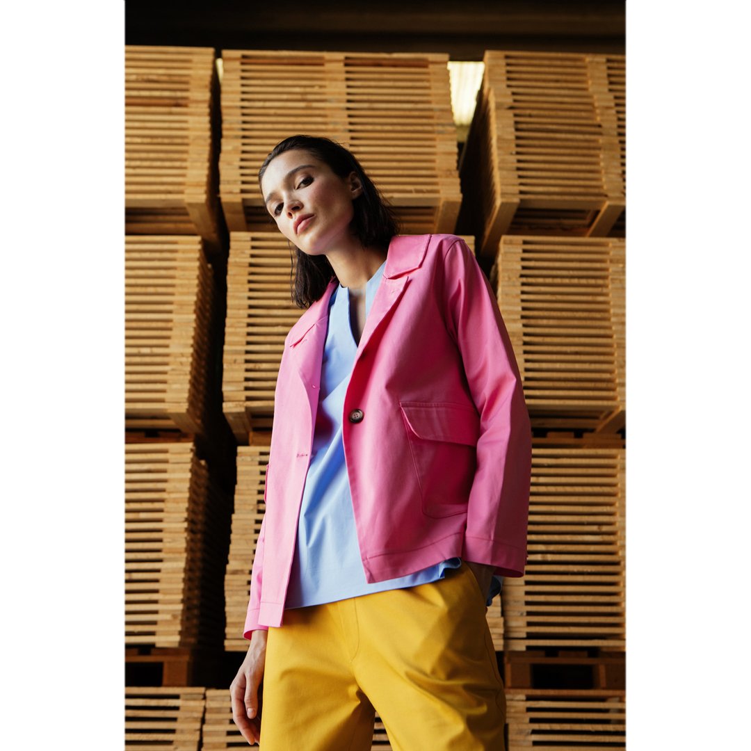 Be bold with colour! ☀️
Summer invites creativity. Lemon yellow, sky blue and pink. The right shades bring energy and ease to your everyday wardrobe.