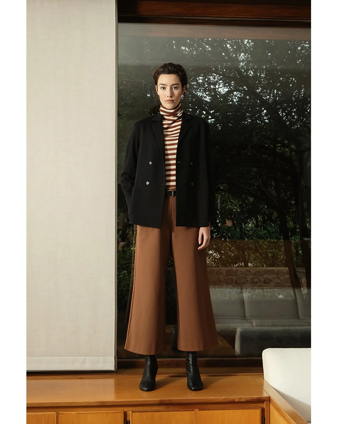 Yes, this season you can&rsquo;t say no to a double-breasted blazer. A true essential.