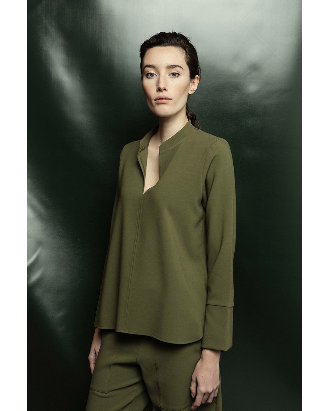 A fluid ensemble in deep olive green &mdash; intense, bold, and quietly sophisticated.