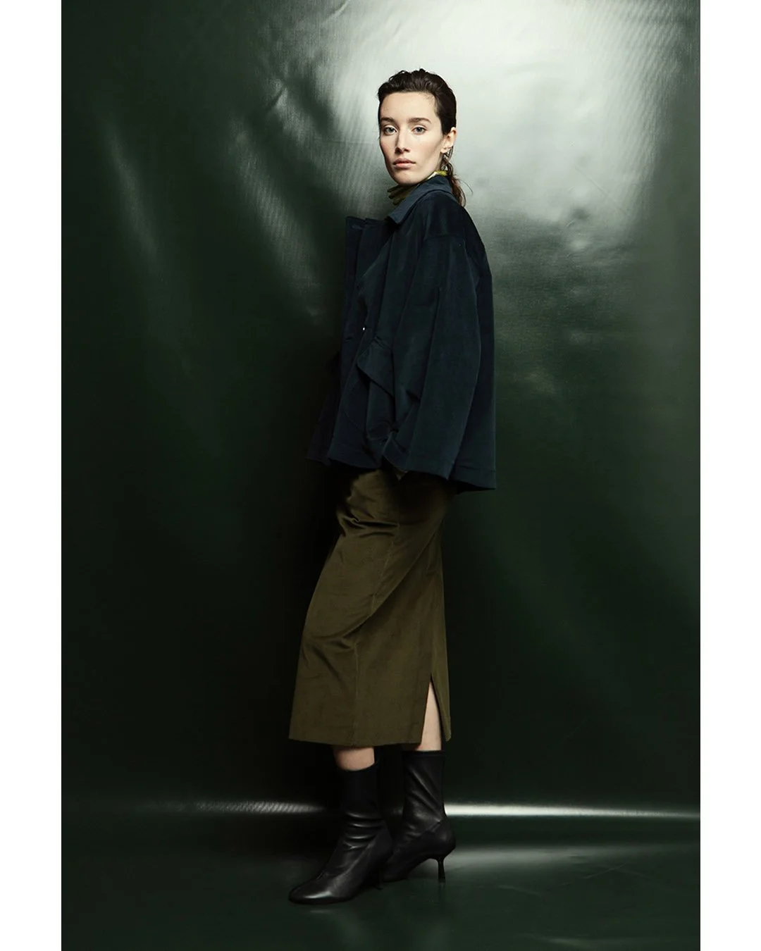 British vibes &mdash; the moorlands in mind. Our corduroy in marine blue and olive green meets a moss-green striped turtleneck. I can almost feel the breeze already.