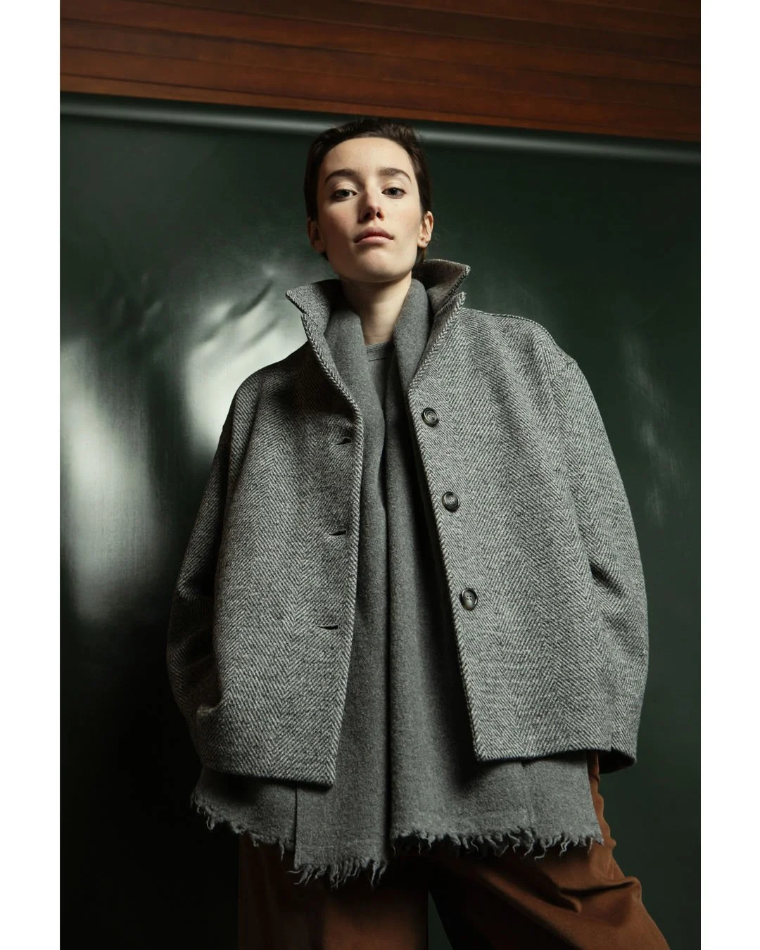 BOYISH STYLE. Tailored cuts, classic fabrics, assertive details.
A bold, modern interpretation of timeless menswear codes.