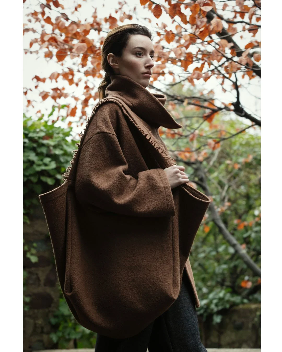 GWhite maxi bags: born from our zero-waste mindset. A practical touch that completes any look.