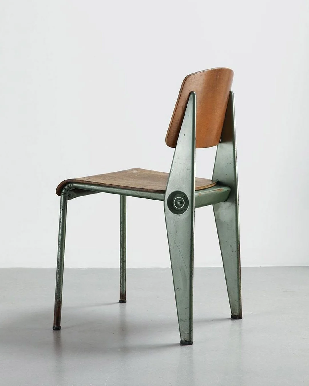 Pure, purposeful, perfectly balanced.
Design that works, lives, and lasts.
A constant source of inspiration for us.

* Demountable Chair 300 by Jean Prouv&eacute;, ca. 1950.

#jeanprouv&eacute;