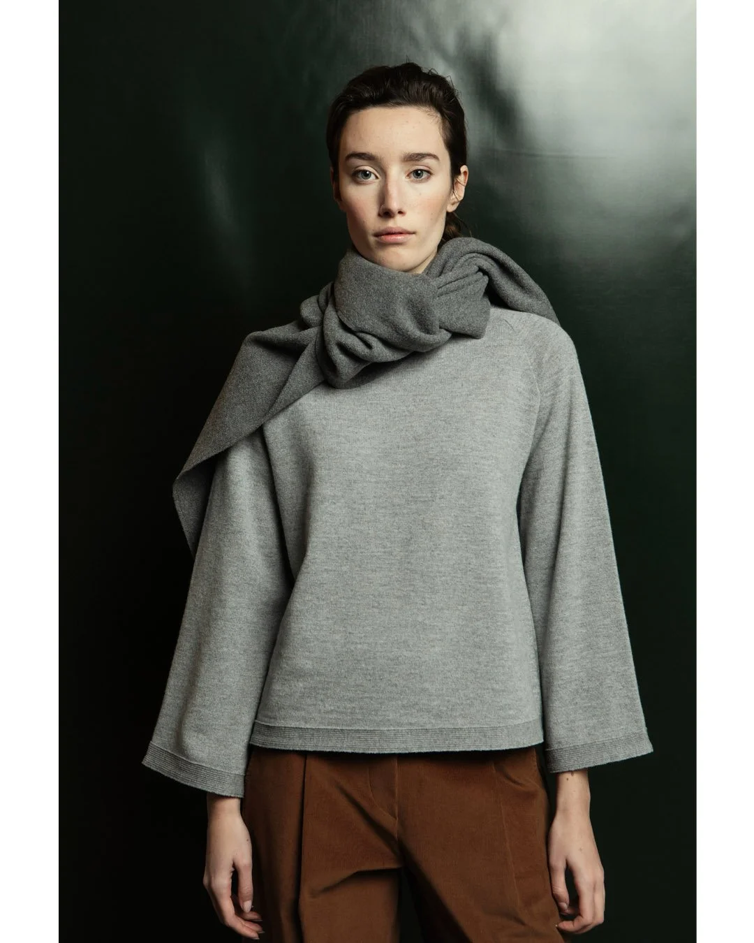 Hello, colder days. The perfect excuse to bring out our trusted wool&ndash;cashmere staples.
A boxy knit with refined cuff and hem details.