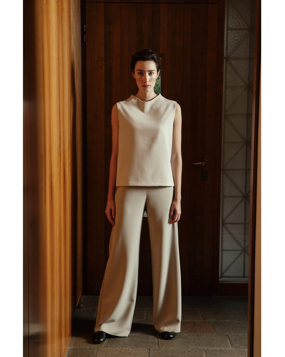 A fluid, creamy viscose blend.
It shapes the body with softness and grace, giving trousers structure and a subtle sense of depth.