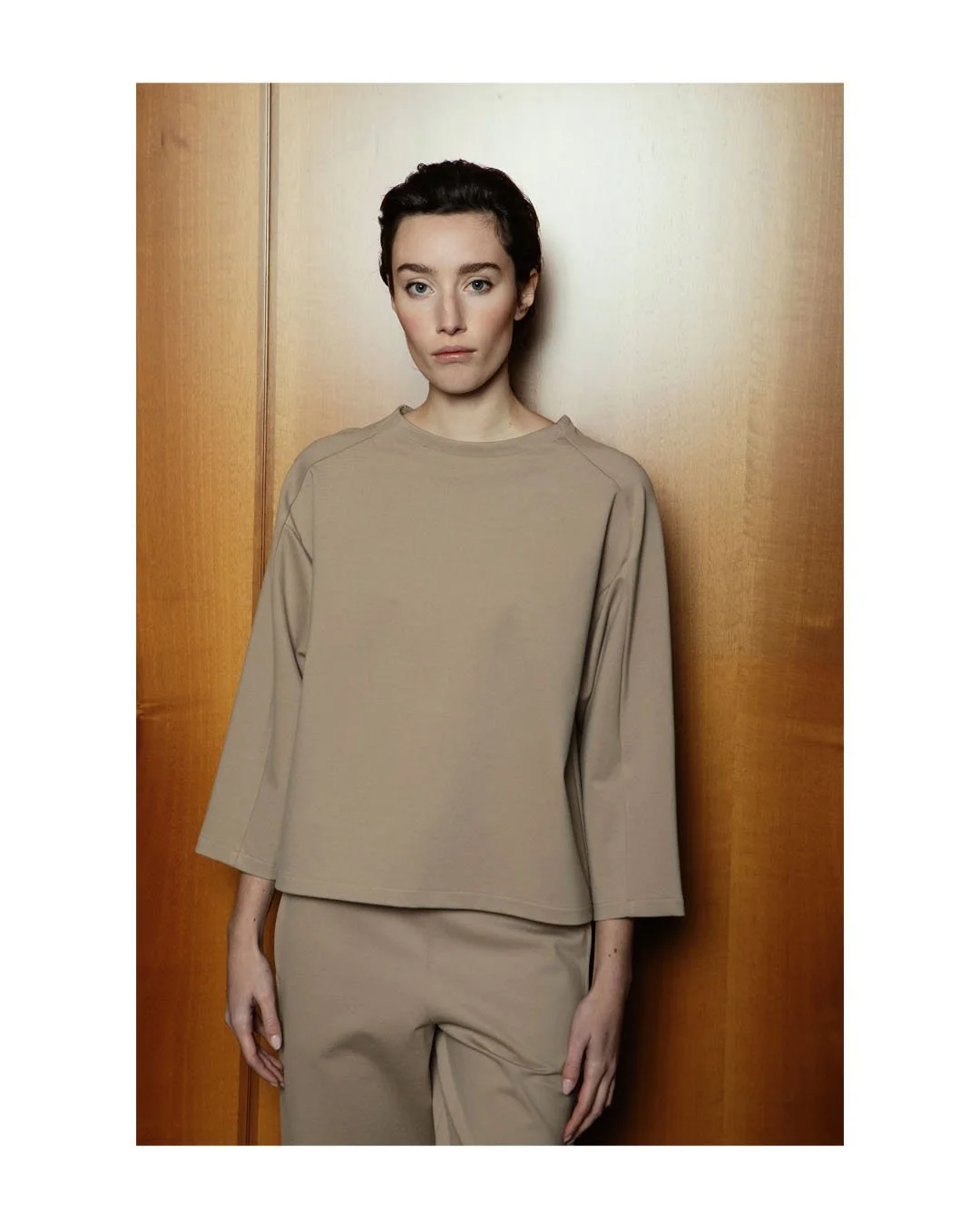 Our bestseller soft Milano-knit Jap pants for all-day comfort, styled with a structured, wide-fit sweatshirt with cropped sleeves.