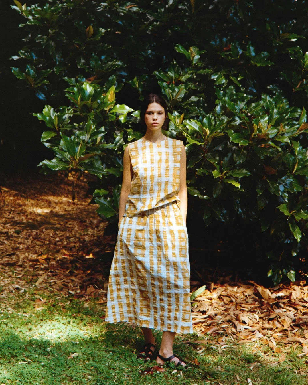 Sun-washed tones, open air, and the warm aroma of the
Mediterranean maquis guiding the season ahead.
&ldquo;En plein air&rdquo; is online. 
👉🏻 link in bio